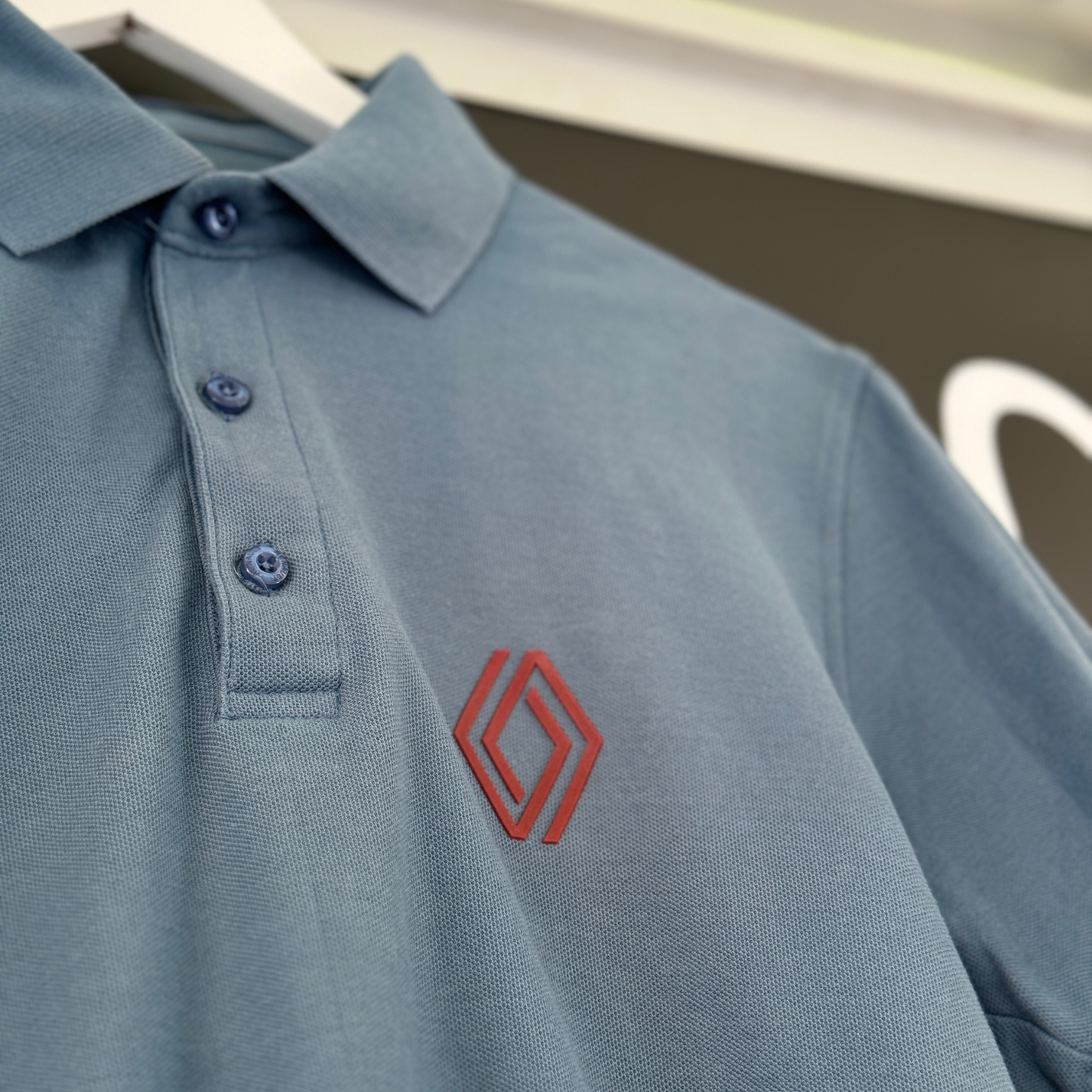 Polo blu con emblema